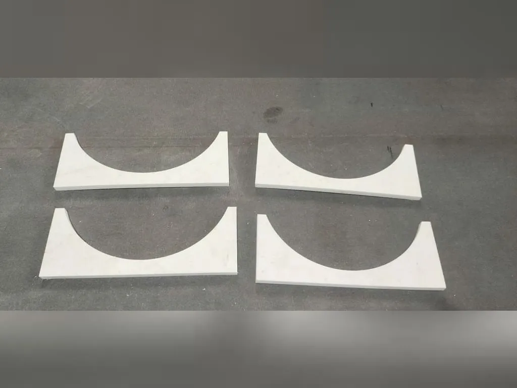 Gioăng ptfe trắng mặt bích bốn lỗ bu lông cầm trên tay