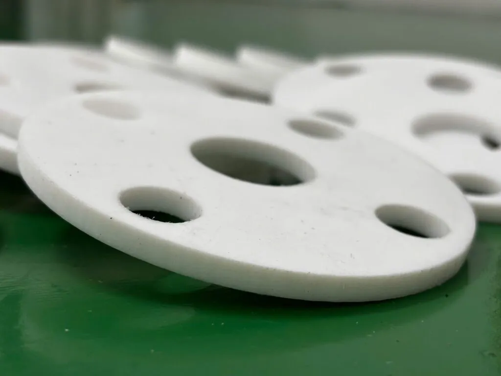 Gioăng ptfe và eptfe: ba gioăng PTFE đặc trắng trên lòng bàn tay