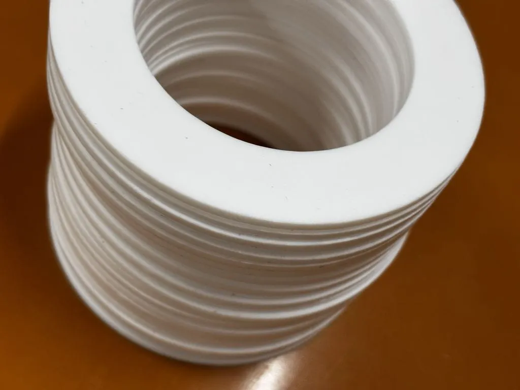 Gioăng ptfe và eptfe: gioăng PTFE đặc vòng lớn cầm trên tay