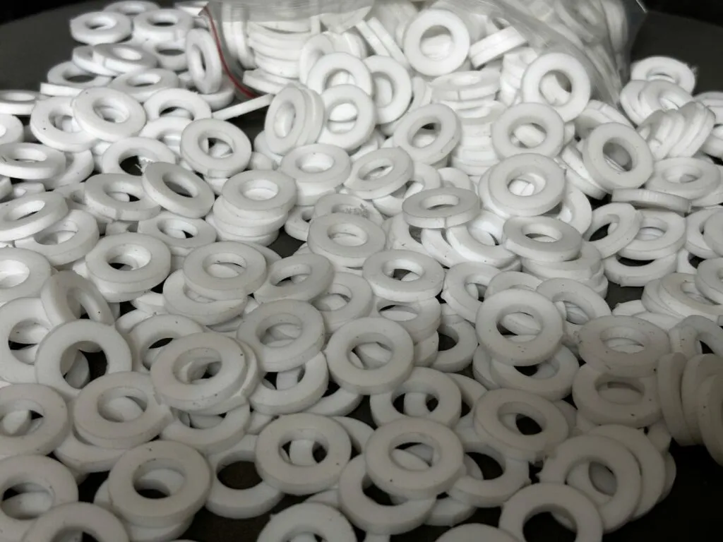 Gioăng ptfe và eptfe: vòng PTFE mỏng đặt trên tay