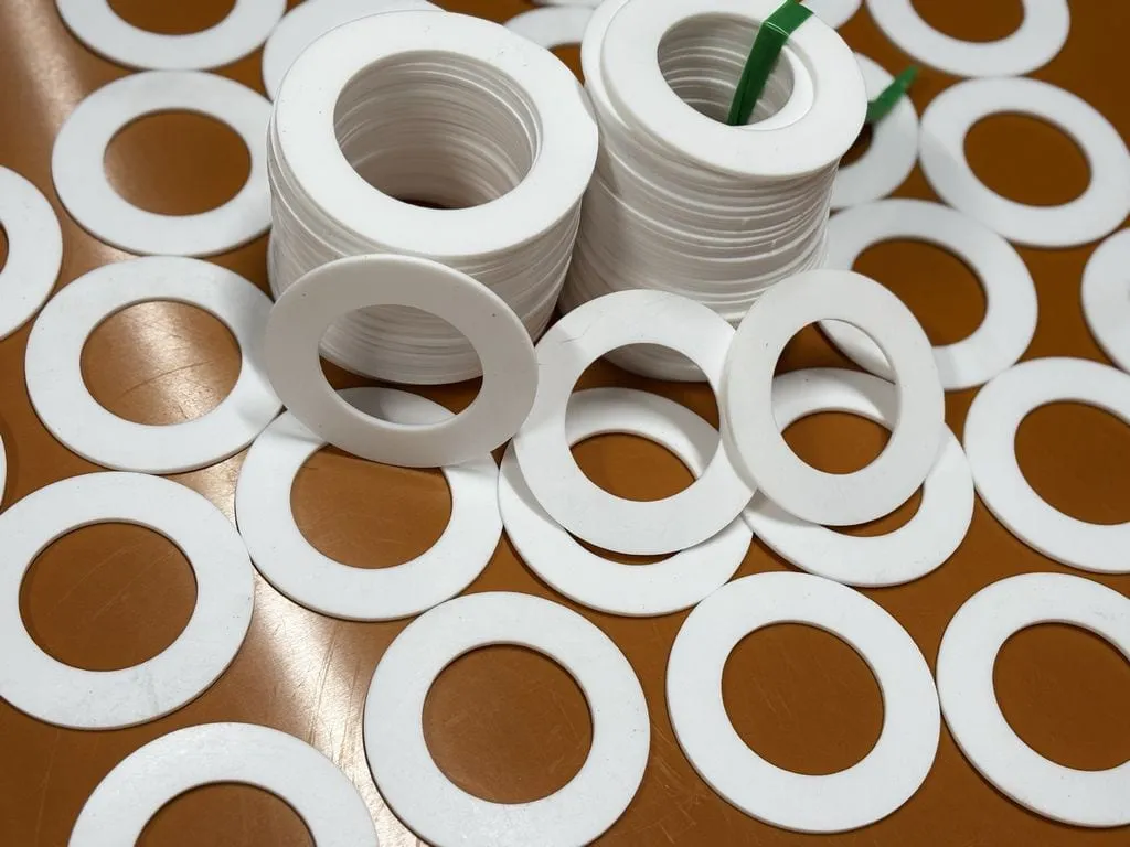 Gioăng ptfe vòng lớn mỏng đặt trên bàn máy cắt