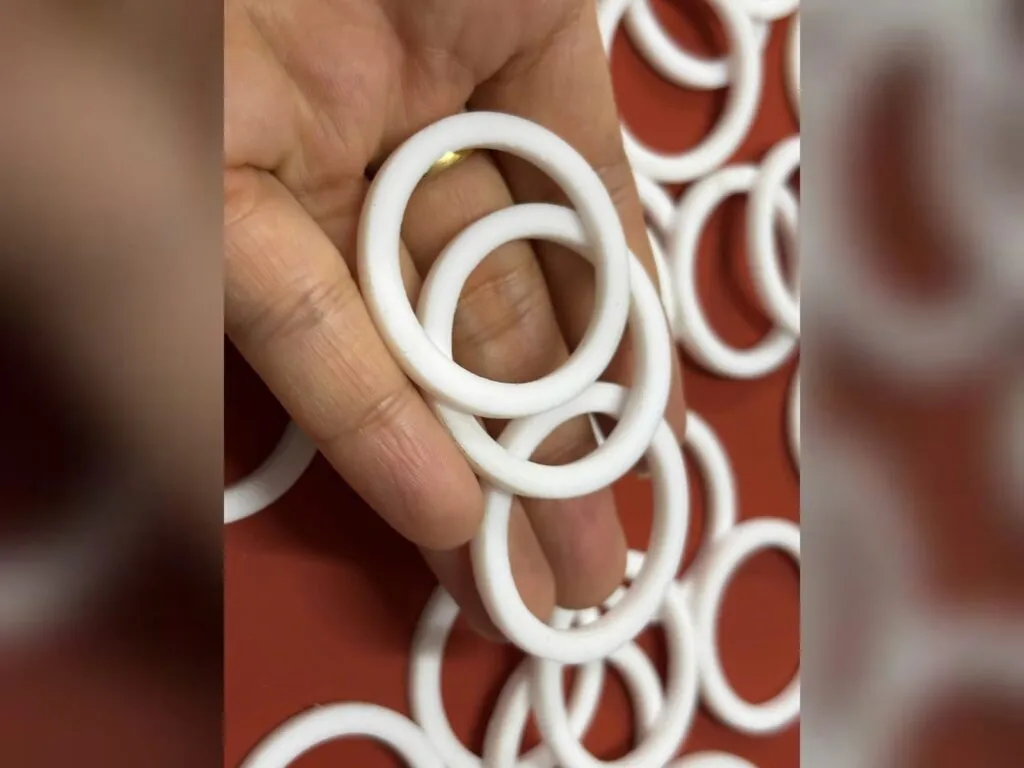 Gioăng ptfe vòng trắng xếp chồng nghiêng thành cột