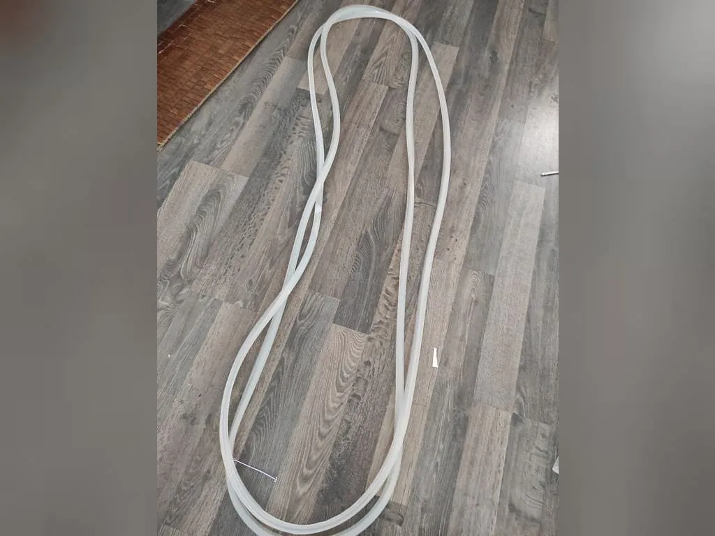 Gioăng silicon chịu nhiệt dạng dải dài uốn vòng trên sàn gỗ