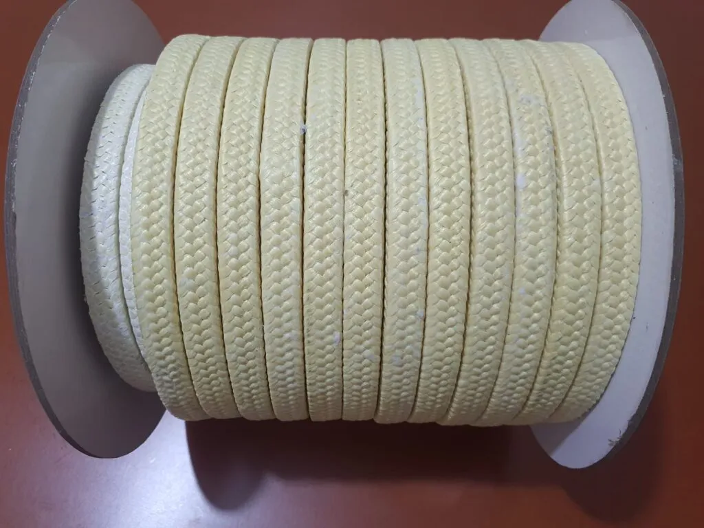 Gland packing aramid vàng cuộn nằm ngang trên lõi trắng