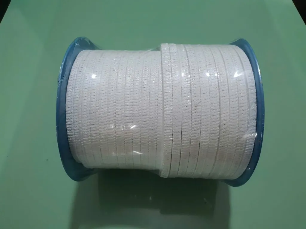 Gland packing PTFE trắng quấn kín cuộn trên lõi xanh nhìn ngang