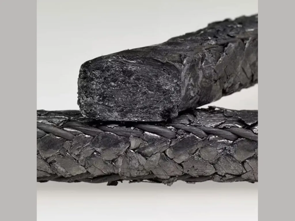 Graphite chịu nhiệt bao nhiêu độ còn tuỳ lõi: mặt cắt dây graphite đen xếp lên nhau