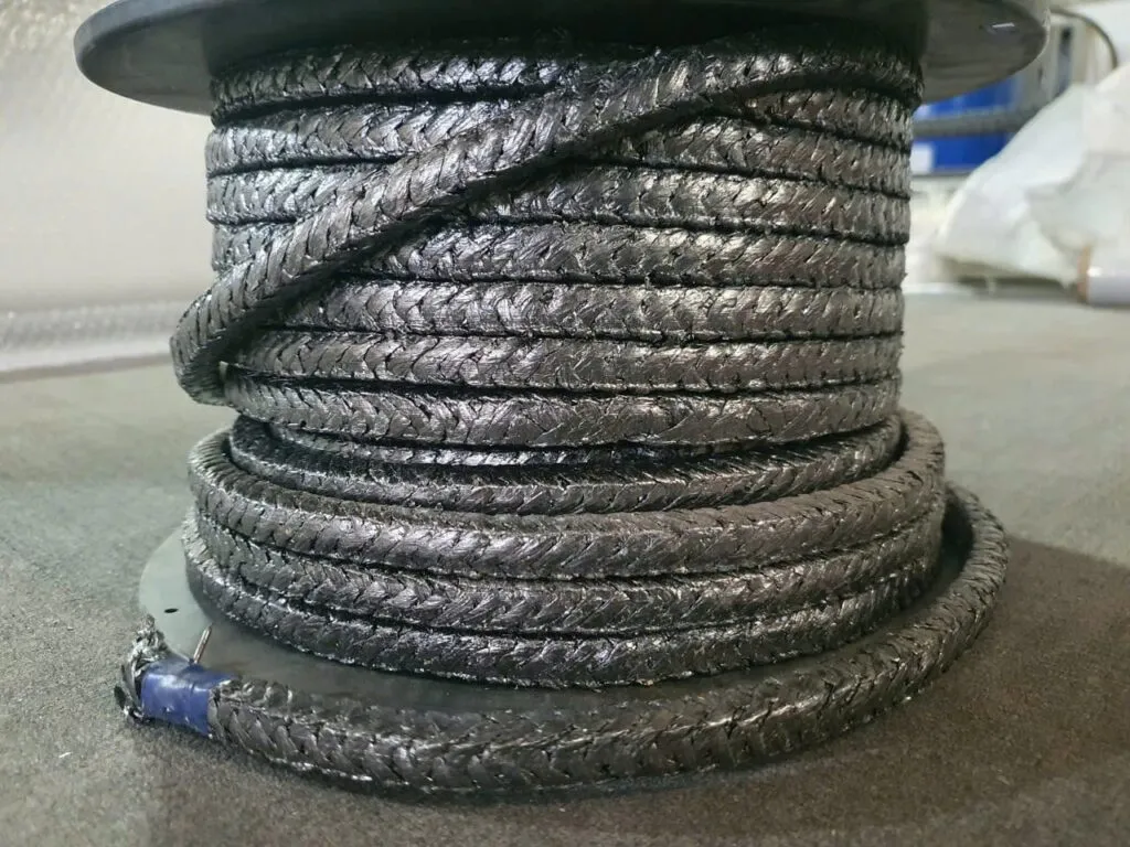 Graphite chịu nhiệt bao nhiêu độ khi bện thành dây: cuộn dây graphite xám bạc trên đế