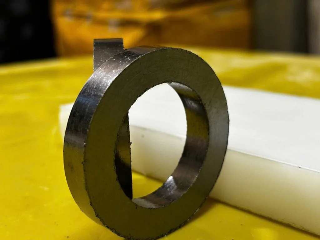 Graphite chịu nhiệt bao nhiêu độ ở dạng vòng ép: vòng graphite đen dựng đứng