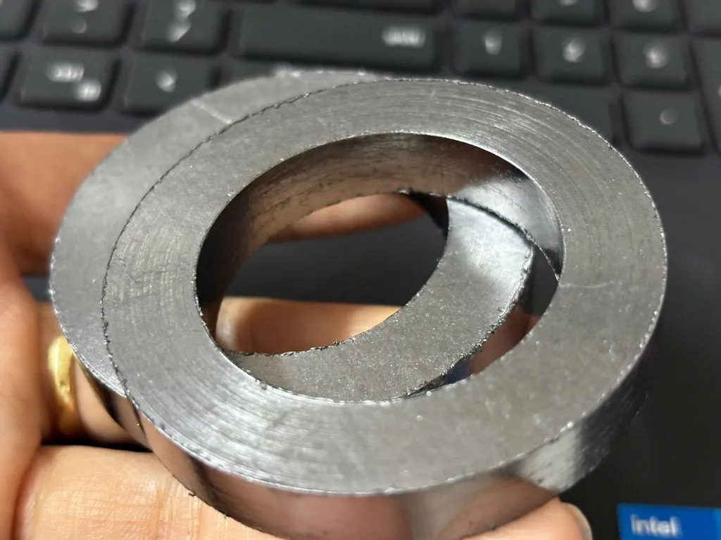 Graphite chịu nhiệt bao nhiêu độ: vòng graphite ép mặt sáng cầm trên tay