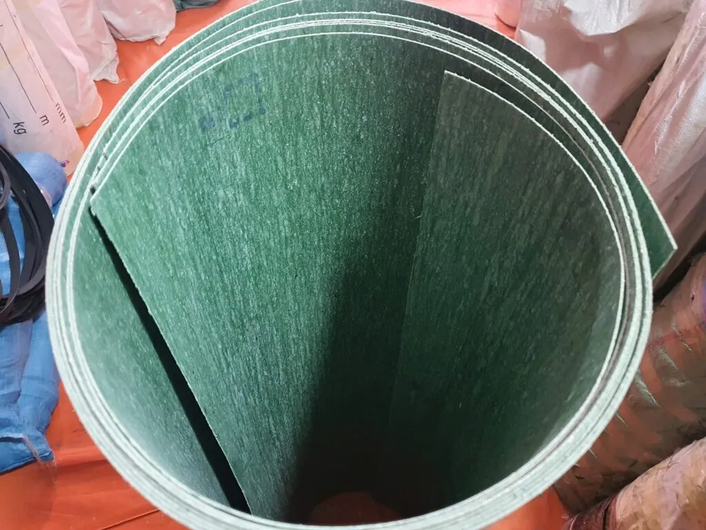 Tấm amiang chịu dầu xanh lá cuộn tròn, nhìn vào lòng cuộn thấy nhiều lớp tấm