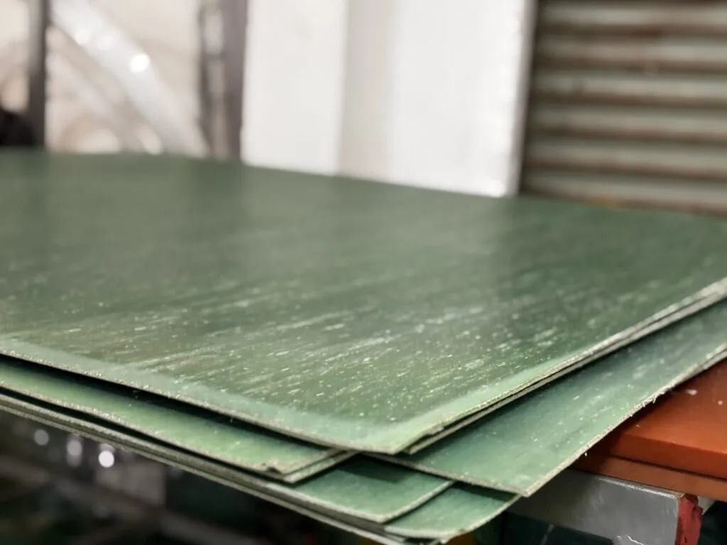 Tấm amiang xanh lá cắt phẳng nguyên tấm, xếp chồng nhiều lớp