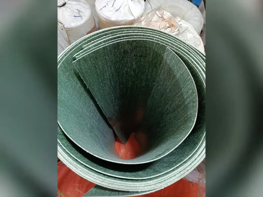 Tấm amiang xanh lá cuộn tròn đứng, nhìn từ trên xuống lòng cuộn